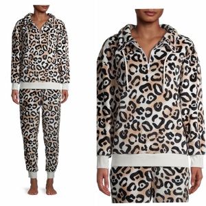 NWT women’s deluxe touch half zip lounge set.